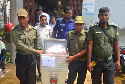 বগুড়ায় তৃতীয় ধাপের নির্বাচনে ভোট কেন্দ্রগুলোতে যাচ্ছে সরঞ্জাম

