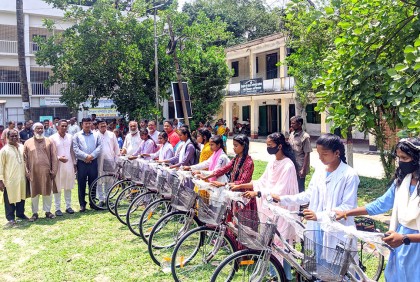 দিনাজপুরে শিক্ষাবৃত্তি ও বাইসাইকেল বিতরণ