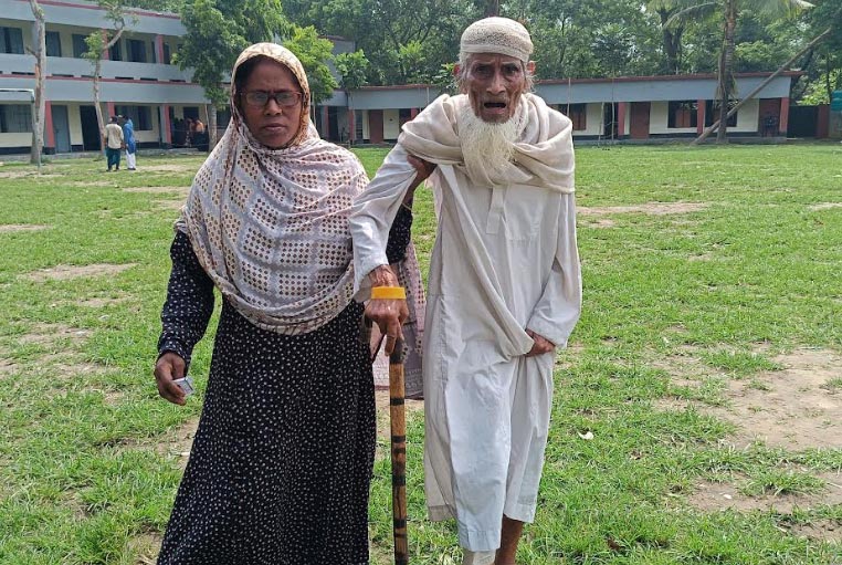ভোটকেন্দ্রে শতবর্ষী জুনাব আলী
