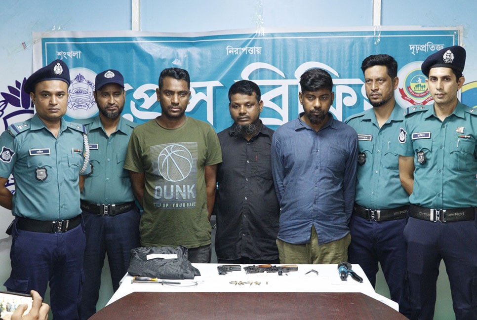 গাজীপুরে পিস্তলসহ গ্রেফতার ৩ ডাকাত
