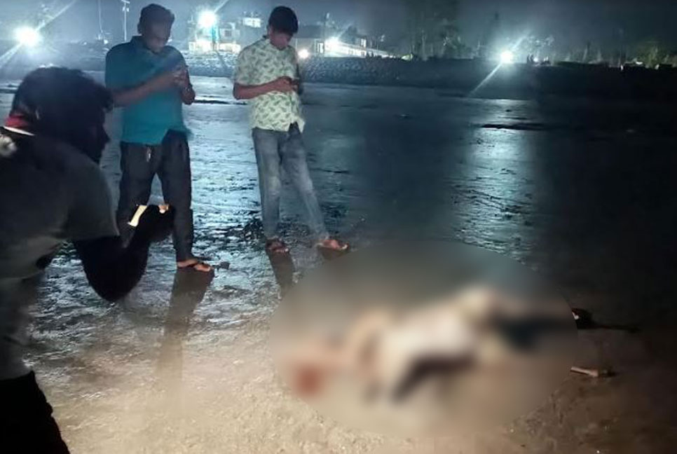 কুয়াকাটার সৈকতে ভেসে এলো মৃত হরিণ