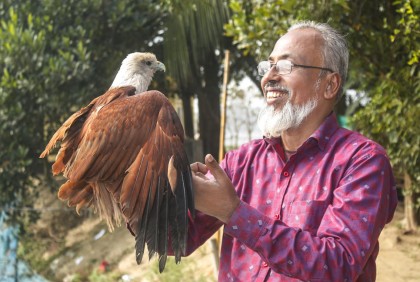 পাখি হারিয়ে ব্যথিত মতিন সৈকত