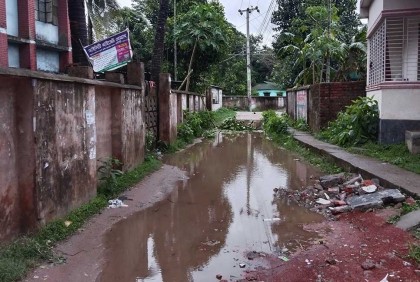 ফুলপুরে পৌরসভার বিভিন্ন সড়কে জলাবদ্ধতা 