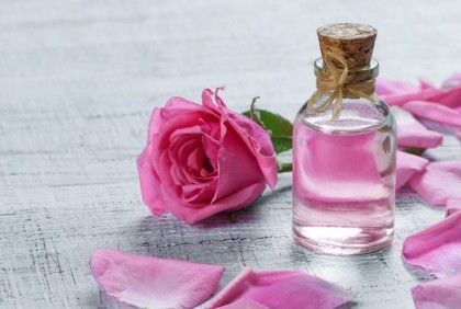 যেভাবে ত্বকের যত্নে ব্যবহার করবেন গোলাপজল