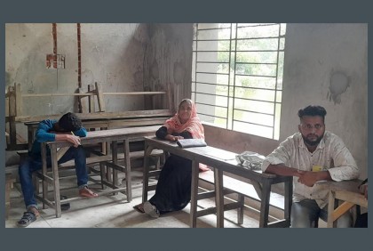 ভোটারের অপেক্ষায় থেকে ঘুমিয়ে পড়েছেন পোলিং এজেন্ট

