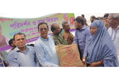বাউফলে ঘূর্ণিঝড়ে ক্ষতিগ্রস্তদের মাঝে ত্রাণ বিতরণ