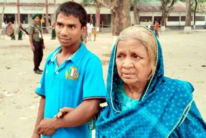 নাতির কাঁধে ভর দিয়ে ভোটকেন্দ্রে বৃদ্ধা রাজিয়া

