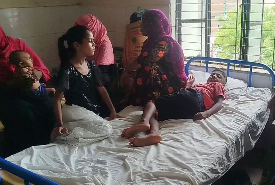 তুচ্ছ ঘটনায় তৃতীয় শ্রেণির ছাত্রকে তুলে নিয়ে আছাড়