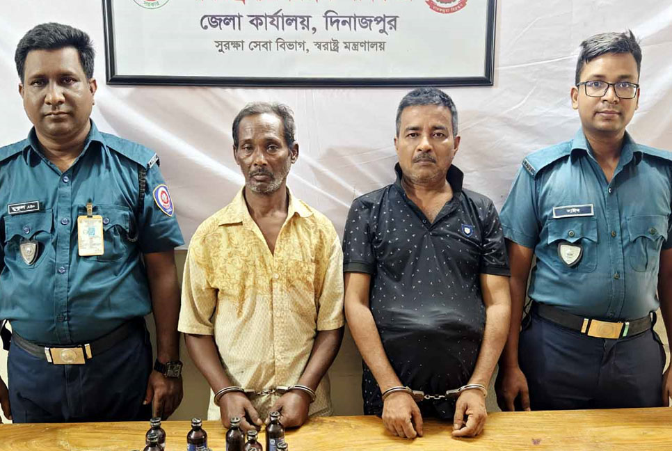 আলমারির নিচে লুকিয়ে রাখা ইয়াবা 
উদ্ধার, আটক ২