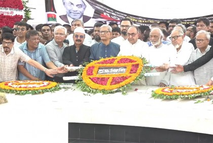 জিয়াউর রহমানের কবরে বিএনপির শ্রদ্ধা
