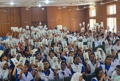 শিক্ষার্থীদের হাতে হাতে বঙ্গবন্ধুর আত্মজীবনী 