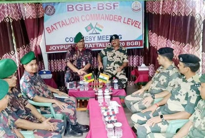 হিলিতে বিজিবি-বিএসএফের ব্যাটালিয়ান
অধিনায়ক পর্যায়ে পতাকা বৈঠক