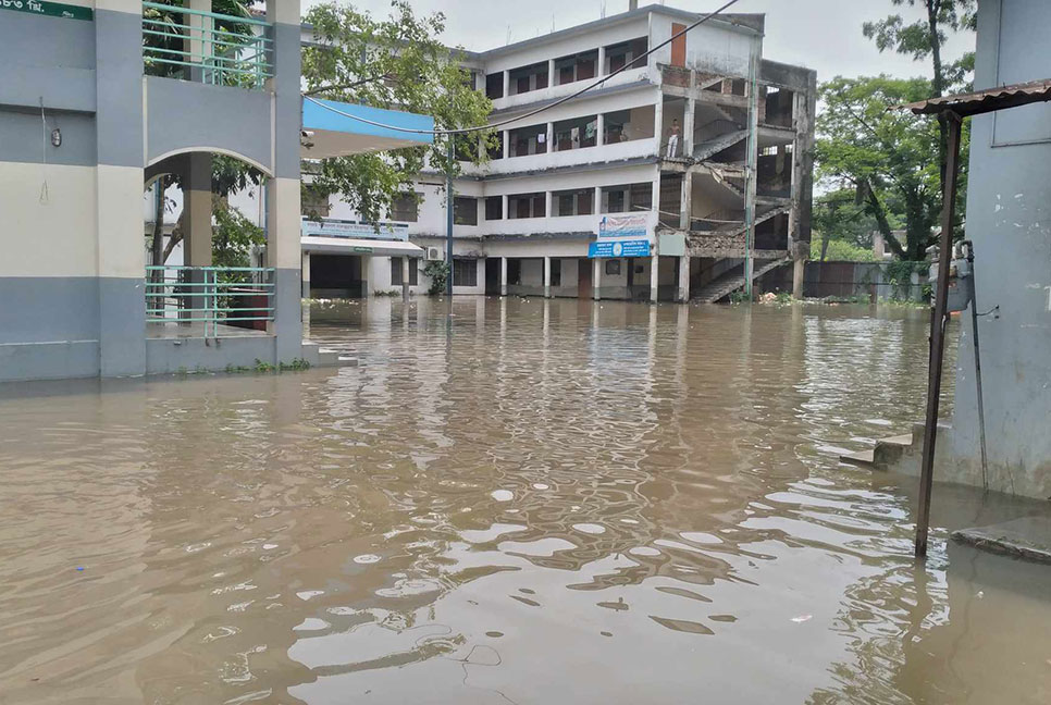 সিলেটে পাঁচ লাখ মানুষ পানিবন্দি, ছুটছেন আশ্রয়কেন্দ্রে