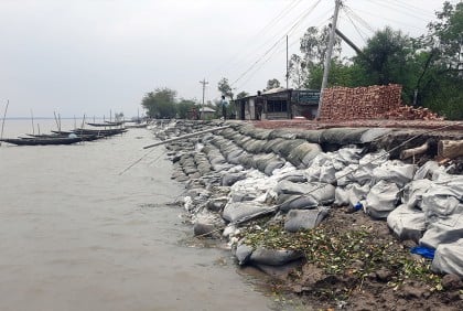 রিমালে সাতক্ষীরায় বেড়িবাঁধ ক্ষতিগ্রস্ত, ঝুঁকিতে ব-দ্বীপ গাবুরার মানুষ