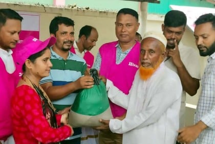 কলাপাড়ায় ঘূর্ণিঝড়ে ক্ষতিগ্রস্ত পরিবারে খাদ্য সহায়তা