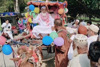 ঘোড়ার গাড়িতে মসজিদের ইমামকে বিদায় জানালো গ্রামবাসী