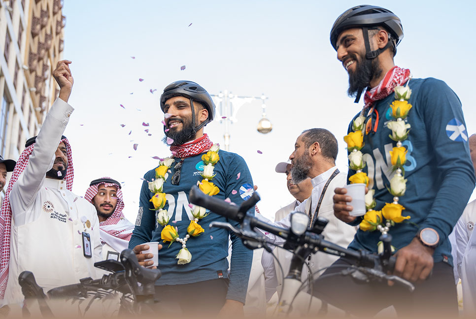 সাইকেলে ৩ হাজার কি.মি. পথ পাড়ি দিয়ে হজ করতে মদিনায় দুই ভাই