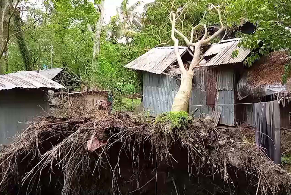 কলাপাড়ার অনেককেই সর্বহারা করেছে রিমাল