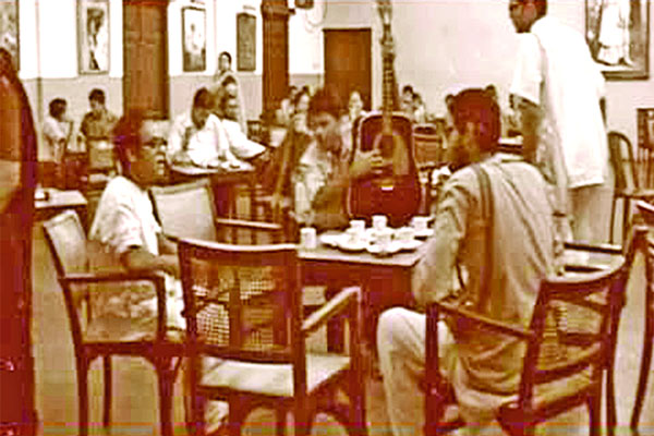 যেভাবে কফি হাউসের সেই আড্ডাটা...