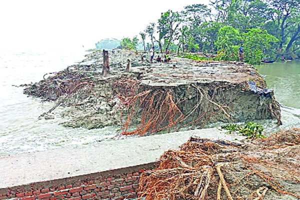 ক্ষতিগ্রস্ত এলাকার পরিবেশ বিপর্যয়