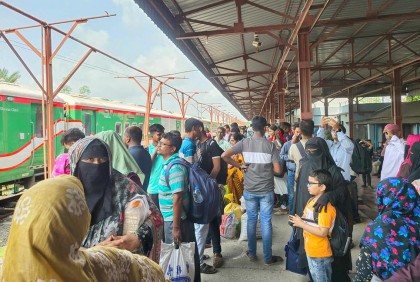 বেনাপোল থেকে খুলনা গেলো মোংলা কমিউটার ট্রেন