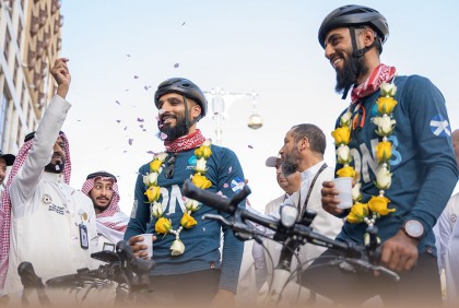 সাইকেলে ৩ হাজার কি.মি. পথ পাড়ি দিয়ে হজ করতে মদিনায় দুই ভাই

