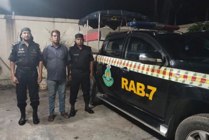 ১৯ মামলার পলাতক আসামিসহ তিনজন গ্রেফতার