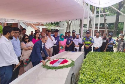 জাতির পিতার সমাধিতে নির্বাচন কমিশন সচিবালয়ের সচিবের শ্রদ্ধা