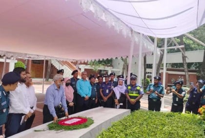 বঙ্গবন্ধুর সমাধিতে মাদকদ্রব্য নিয়ন্ত্রণ অধিদপ্তরের মহাপরিচালকের শ্রদ্ধা 