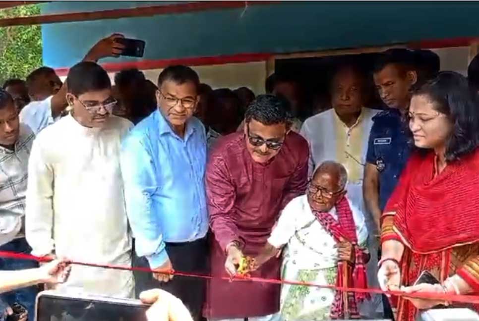 নৌ প্রতিমন্ত্রীর হাত ধরে নতুন ঘরে বৃদ্ধা কামবালা
