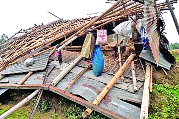 হঠাৎ ঝড়ে লন্ডভন্ড