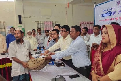 গলাচিপায় ঘূর্ণিঝড়ে ক্ষতিগ্রস্ত পরিবারকে আর্থিক সহায়তা

