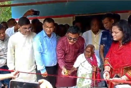 নৌ প্রতিমন্ত্রীর হাত ধরে নতুন ঘরে বৃদ্ধা কামবালা