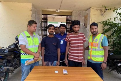 যাত্রী হিসেবে গাড়িতে তুলে হাত-পা বেঁধে ছিনতাই, আটক ২ 