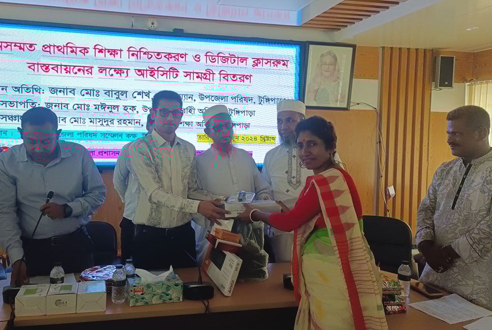 
টুঙ্গিপাড়ায় মাল্টিমিডিয়া ক্লাসরুমের উপকরণ বিতরণ 
