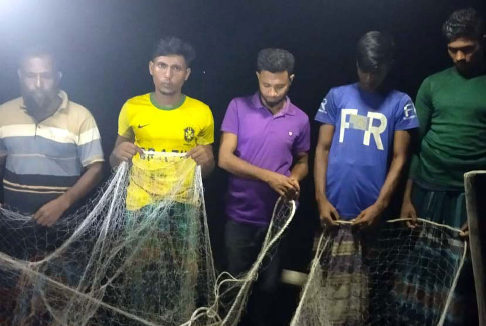 সুন্দরবনে ট্রলারসহ ১২ জেলে আটক

