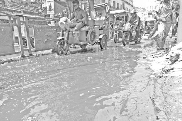 ড্রেনের পানিতে থই থই সড়ক