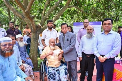 সরেজমিনে এসে ৩০ ভূমি মালিক পেলেন ক্ষতিপূরণের চেক 