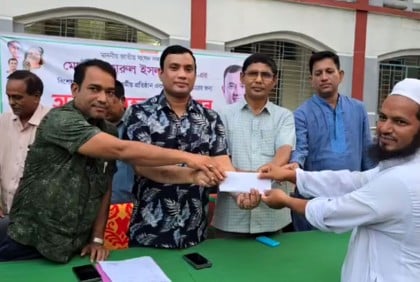 ঠাকুরগাঁওয়ে ধর্মীয় প্রতিষ্ঠান ও রাস্তা সংস্কারের জন্য অনুদান