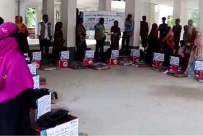 কলাপাড়ায় বিকল্প জীবিকায়নের লক্ষ্যে সেলাই মেশিন বিতরণ