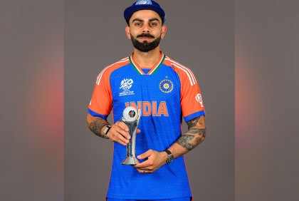 আইসিসির বর্ষসেরা পুরস্কার হাতে পেলেন কোহলি

