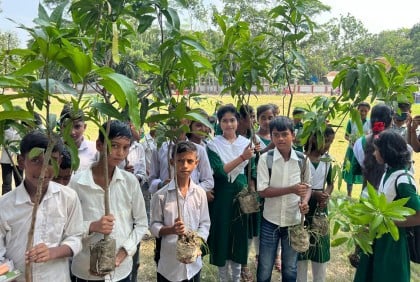 গোপালগঞ্জ ও মাদারীপুরে শিক্ষার্থীদের মাঝে গাছের চারা বিতরণ 