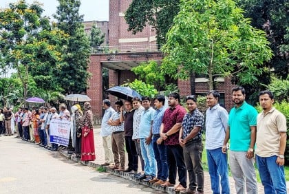 বৈষম্যমূলক পেনশন স্কিম বাতিল দাবিতে
হাবিপ্রবিতে মানববন্ধন