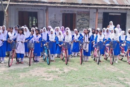 কুড়িগ্রামে শিক্ষার্থীদের মাঝে সাইকেল বিতরণ