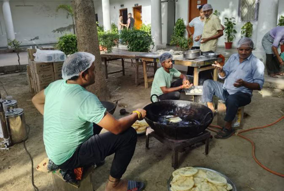 চলছে ভোট গণনা: বিজেপি কার্যালয়ে পুরি-লাড্ডু তৈরির ধুম, কংগ্রেসের ছোলে-ভাটুরে