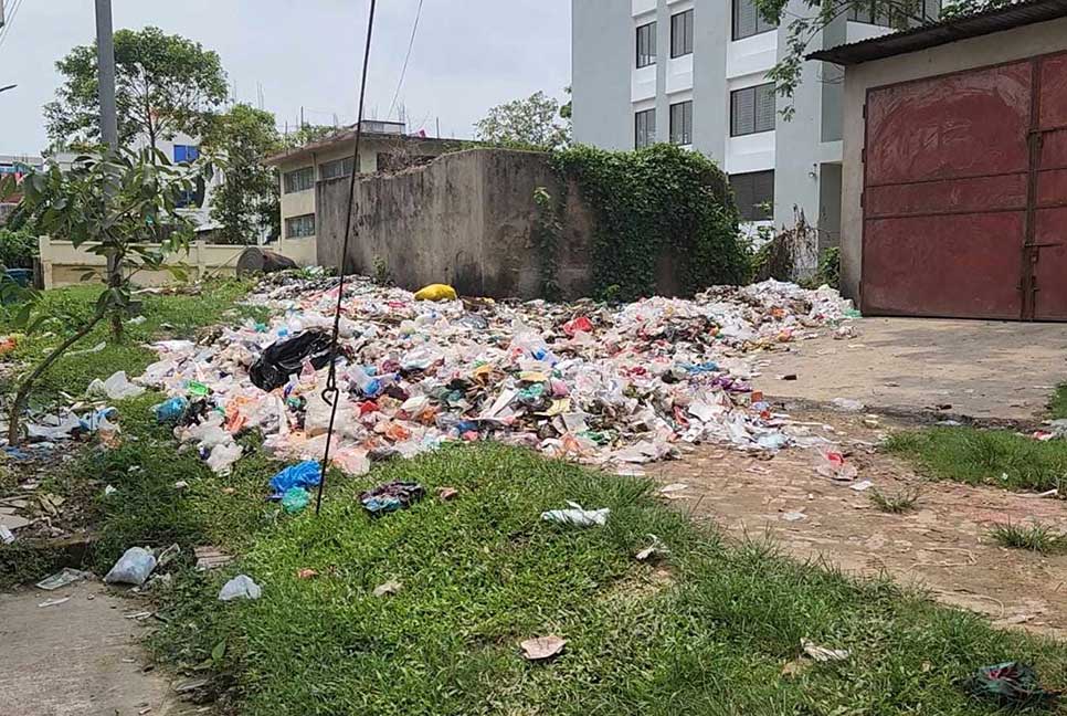 নেত্রকোনা হাসপাতালে খোলা স্থানেই ফেলা হচ্ছে আবর্জনা 