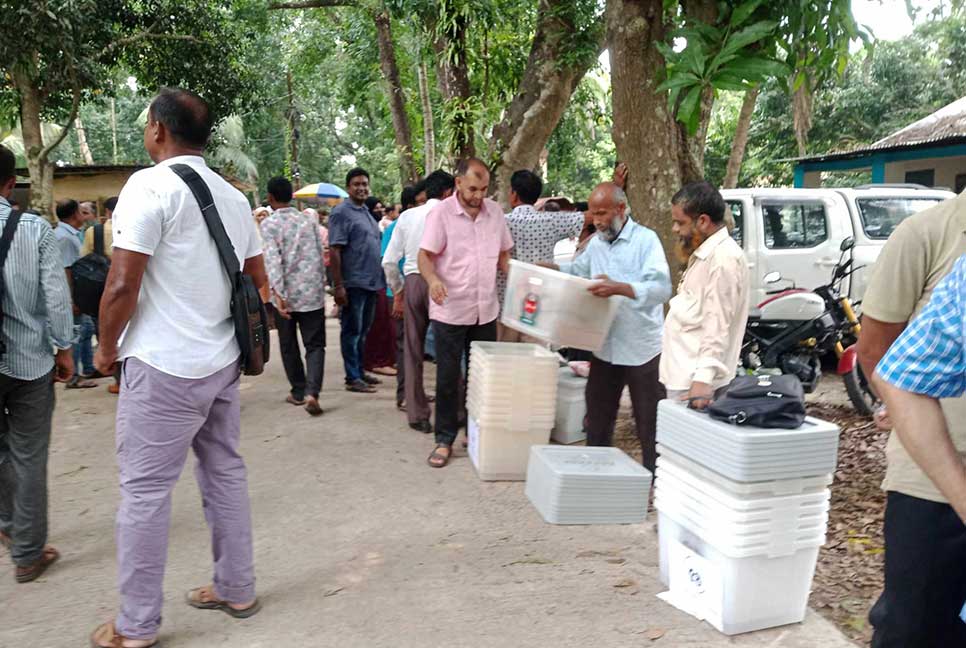 খুলনায় কেন্দ্রে কেন্দ্রে যাচ্ছে নির্বাচনি সরঞ্জাম