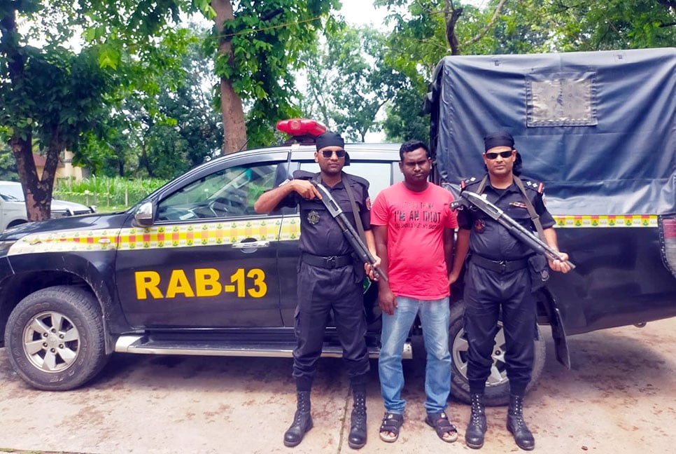 দিনাজপুরে মাদক কারবারি গ্রেফতার
