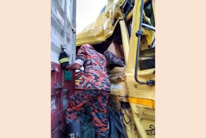 বিকল কাভার্ডভ্যানের পেছনে অন্যটির ধাক্কায় চালক ও সহকারী নিহত   