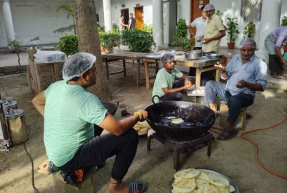 চলছে ভোট গণনা: বিজেপি কার্যালয়ে পুরি-লাড্ডু তৈরির ধুম, কংগ্রেসের ছোলে-ভাটুরে